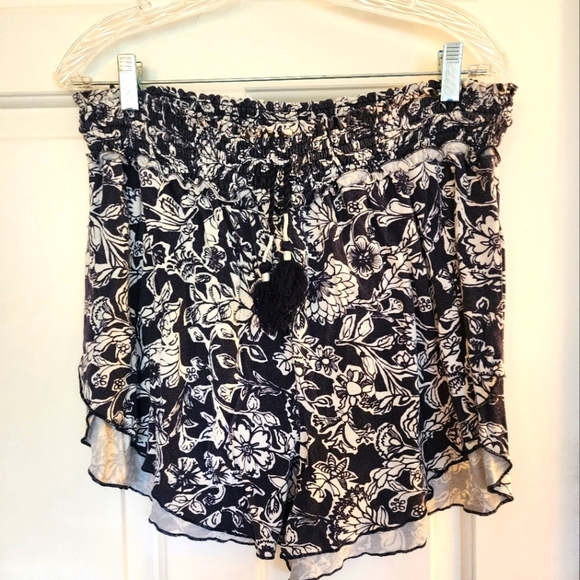 By Anthropologie Floral Tropical Print Shorts Size Large Navy Resort Vacatiom - Picture 1 of 7